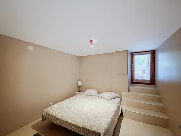 AUX PORTES D'ANGOULEME, à proximité immédiate de toutes commodités, adorable maison des années 20 entièrement