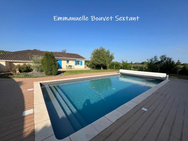 Maison contemporaine de plain-pied avec piscine, grande dépendance double-garage, dépendance aménageable en studio, terrasse couverte et terrain clos de 2885 m2