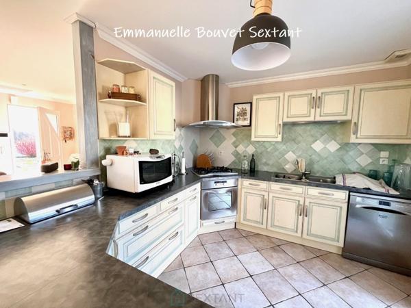 Maison contemporaine de plain-pied avec piscine, grande dépendance double-garage, dépendance aménageable en studio, terrasse couverte et terrain clos de 2885 m2