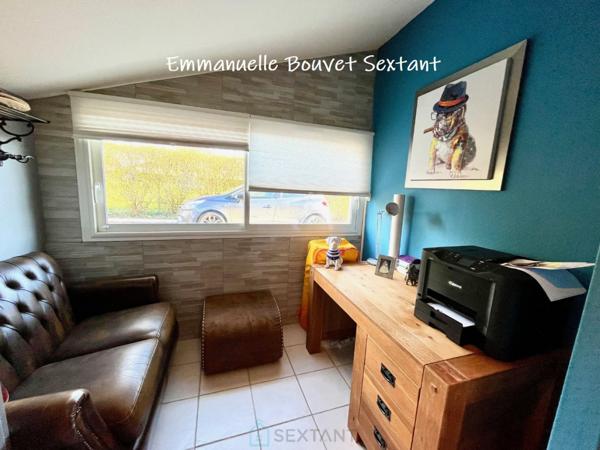 Maison contemporaine de plain-pied avec piscine, grande dépendance double-garage, dépendance aménageable en studio, terrasse couverte et terrain clos de 2885 m2
