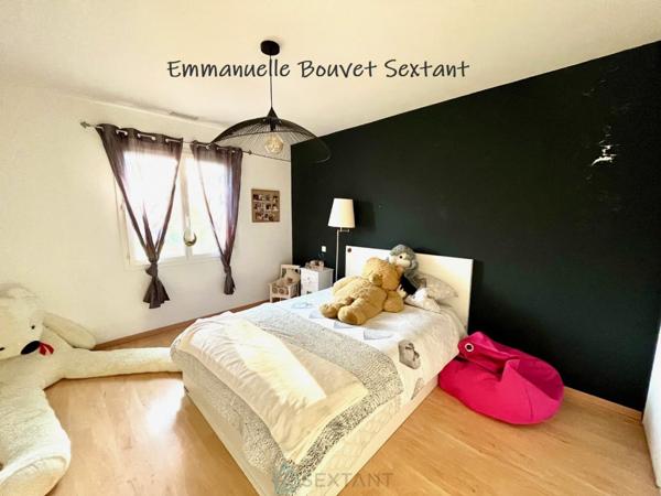 Maison contemporaine de plain-pied avec piscine, grande dépendance double-garage, dépendance aménageable en studio, terrasse couverte et terrain clos de 2885 m2