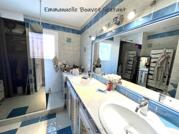 Maison contemporaine de plain-pied avec piscine, grande dépendance double-garage, dépendance aménageable en studio, terrasse couverte et terrain clos de 2885 m2