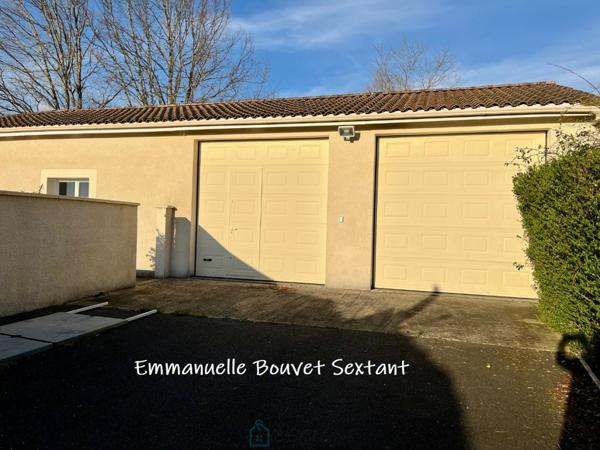 Maison contemporaine de plain-pied avec piscine, grande dépendance double-garage, dépendance aménageable en studio, terrasse couverte et terrain clos de 2885 m2