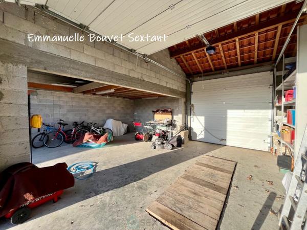 Maison contemporaine de plain-pied avec piscine, grande dépendance double-garage, dépendance aménageable en studio, terrasse couverte et terrain clos de 2885 m2