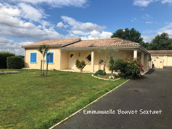 Maison contemporaine de plain-pied avec piscine, grande dépendance double-garage, dépendance aménageable en studio, terrasse couverte et terrain clos de 2885 m2