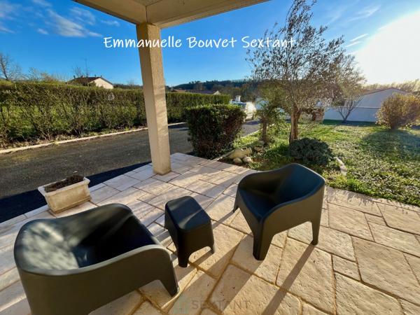 Maison contemporaine de plain-pied avec piscine, grande dépendance double-garage, dépendance aménageable en studio, terrasse couverte et terrain clos de 2885 m2