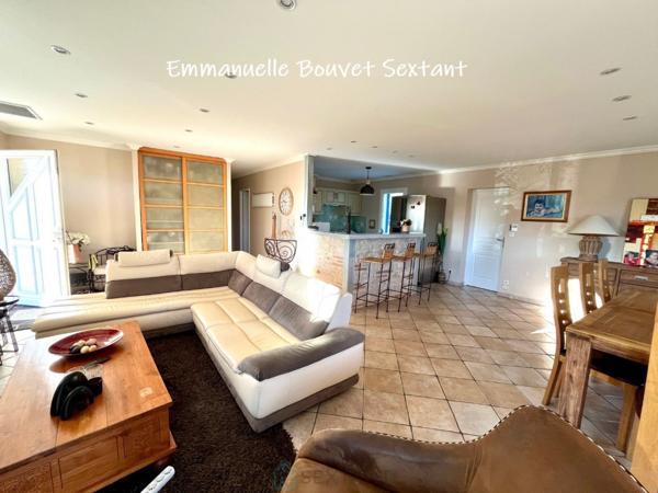 Maison contemporaine de plain-pied avec piscine, grande dépendance double-garage, dépendance aménageable en studio, terrasse couverte et terrain clos de 2885 m2