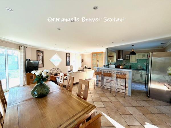Maison contemporaine de plain-pied avec piscine, grande dépendance double-garage, dépendance aménageable en studio, terrasse couverte et terrain clos de 2885 m2