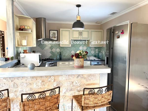 Maison contemporaine de plain-pied avec piscine, grande dépendance double-garage, dépendance aménageable en studio, terrasse couverte et terrain clos de 2885 m2