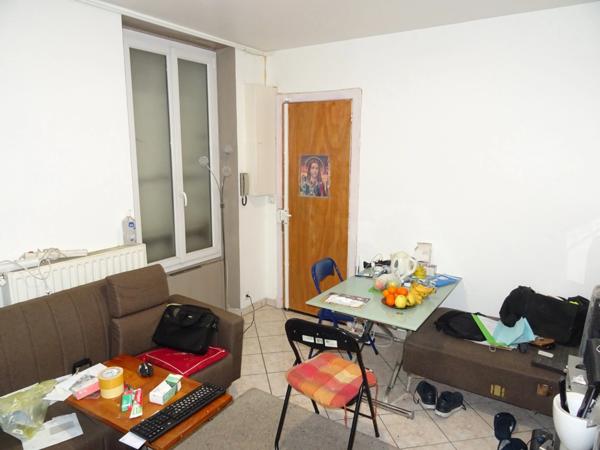 F2 DANS IMMEUBLE ANCIEN A 5 mn A PIEDS DU RER D