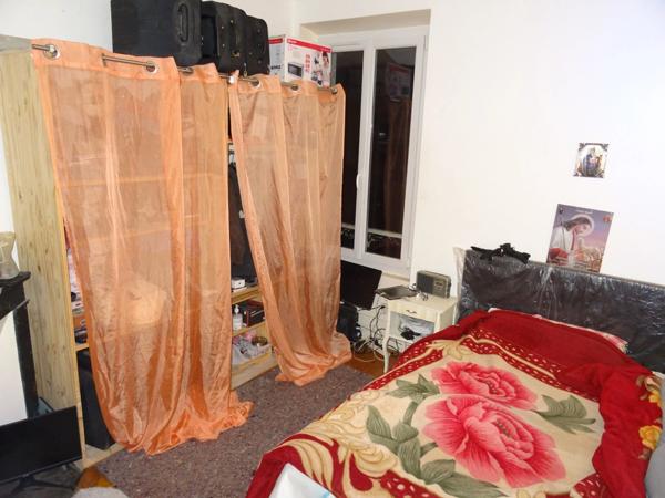 F2 DANS IMMEUBLE ANCIEN A 5 mn A PIEDS DU RER D