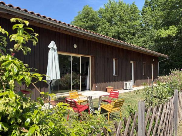 Maison contemporaine - Les eyzies Maison de plain pied d'environ 130m² habitables avec vue dégagée