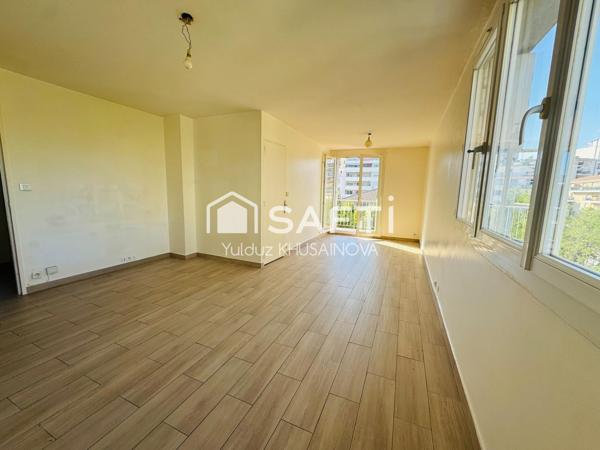 T3/4 AVEC BALCON ET VUE DÉGAGÉE / RESIDENCE SECURISÉE / PLACES DE PARKINGS EXTERIEURS LIBRE