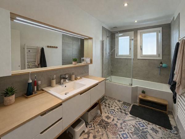 Maison indépendante 147 m² sur parcelle 390 m² Carcassonne - 6 chambres. Bail locatif en cours