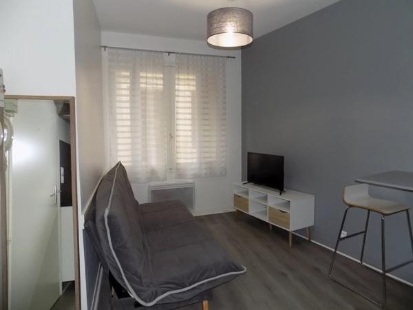 Location                                                      Studio
                        
                     1 pièces                      20 m2                     à Niort