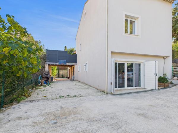 Six-Fours-les-Plages (83140) Six-Fours-les-Plages – Secteur résidentiel recherché de Talian Villa lumineuse avec piscine et espace indépend