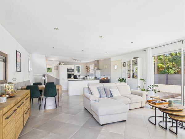 Six-Fours-les-Plages (83140) Six-Fours-les-Plages – Secteur résidentiel recherché de Talian Villa lumineuse avec piscine et espace indépend