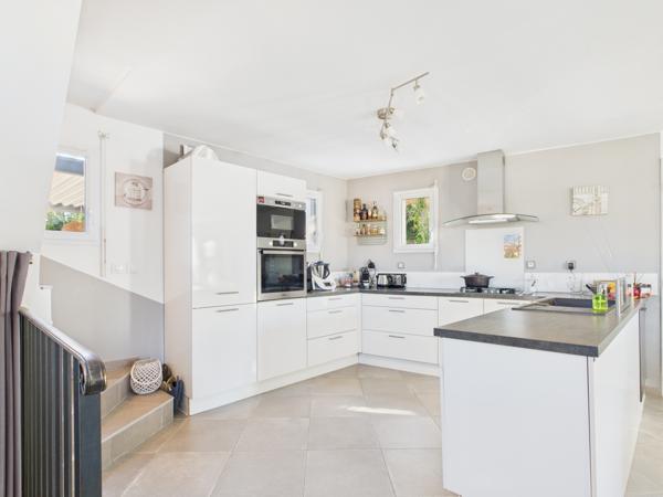 Six-Fours-les-Plages (83140) Six-Fours-les-Plages – Secteur résidentiel recherché de Talian Villa lumineuse avec piscine et espace indépend