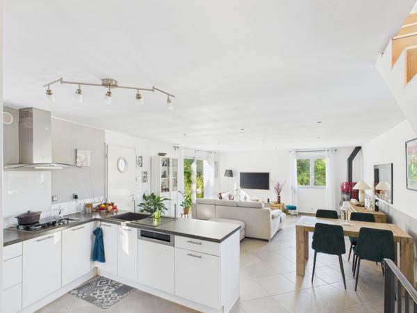 Six-Fours-les-Plages (83140) Six-Fours-les-Plages – Secteur résidentiel recherché de Talian Villa lumineuse avec piscine et espace indépend