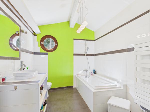 Six-Fours-les-Plages (83140) Six-Fours-les-Plages – Secteur résidentiel recherché de Talian Villa lumineuse avec piscine et espace indépend