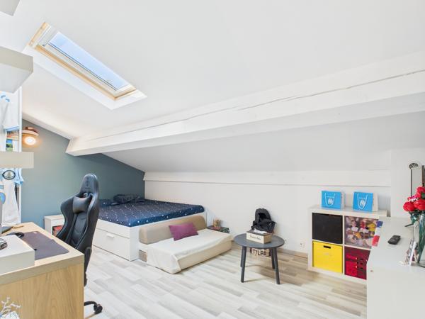 Six-Fours-les-Plages (83140) Six-Fours-les-Plages – Secteur résidentiel recherché de Talian Villa lumineuse avec piscine et espace indépend