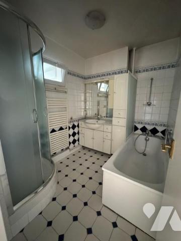 NEUILLY SUR SEINE - PLACE GOURAUD - 2/3 PIECES. 68 m². 4ème étage