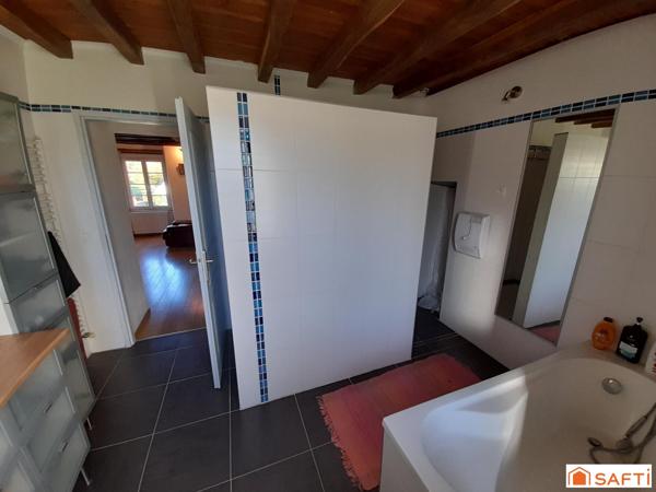 Corps de ferme magnifiquement rénové 140m2, 3 chambres, dépendance et terrain