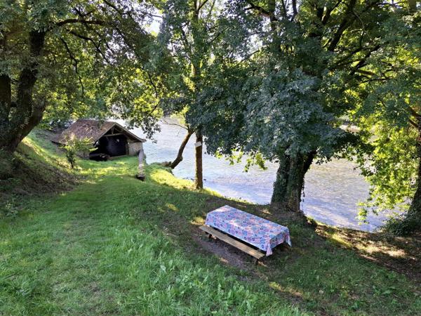 Corps de ferme magnifiquement rénové 140m2, 3 chambres, dépendance et terrain