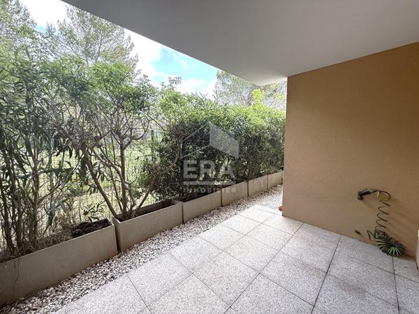 A VENDRE 13790 ROUSSET APPARTEMENT T3 DE 58M²  AU REZ DE CHAUSSE AVEC TERRASSE ET DOUBLE GARAGE PMR