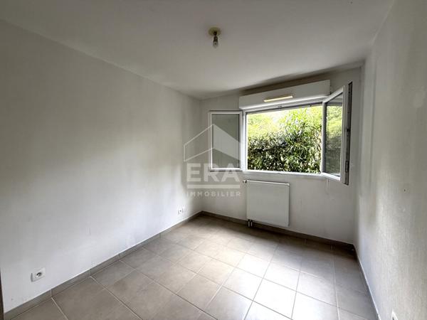 A VENDRE 13790 ROUSSET APPARTEMENT T3 DE 58M²  AU REZ DE CHAUSSE AVEC TERRASSE ET DOUBLE GARAGE PMR