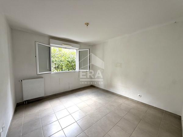A VENDRE 13790 ROUSSET APPARTEMENT T3 DE 58M²  AU REZ DE CHAUSSE AVEC TERRASSE ET DOUBLE GARAGE PMR