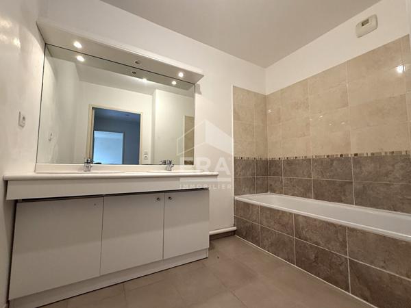 A VENDRE 13790 ROUSSET APPARTEMENT T3 DE 58M²  AU REZ DE CHAUSSE AVEC TERRASSE ET DOUBLE GARAGE PMR