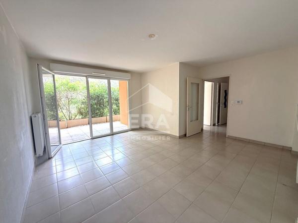 A VENDRE 13790 ROUSSET APPARTEMENT T3 DE 58M²  AU REZ DE CHAUSSE AVEC TERRASSE ET DOUBLE GARAGE PMR