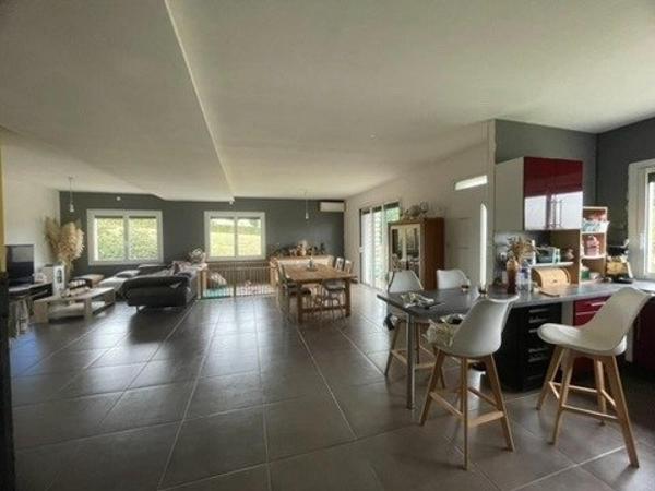 Maison 8 pièces, dépendances 500 m², grand terrain