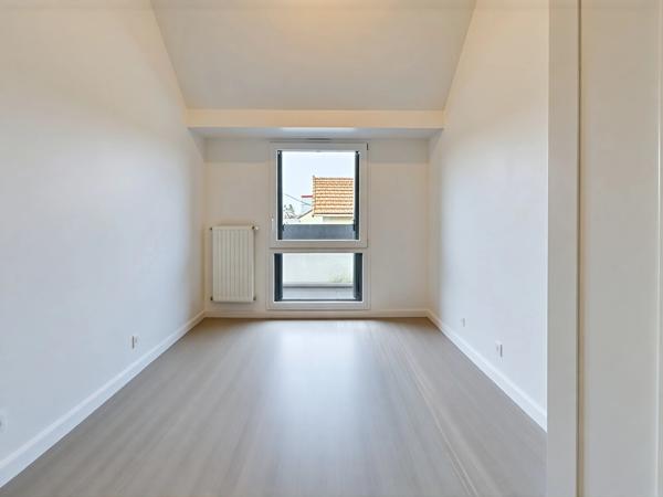 EXCLUSIVITE - 76 m², dernier étage rénové avec extérieur, parking sécurisé et cave - 15mn de Paris