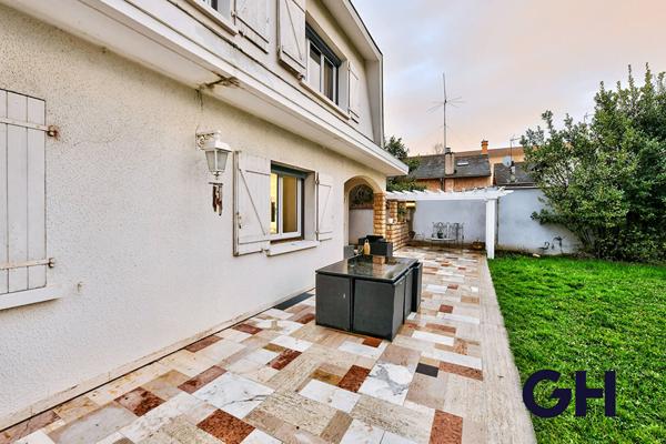 Secteur résidentiel - Maison 6 pièces 185m2 - Villeurbanne