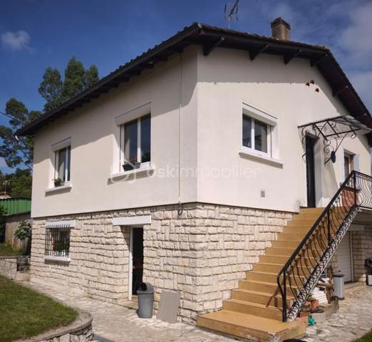 Sur la commune de Montpon-Ménestérol à proximité de toutes les commodités (commerces, maison de santé, collège, écoles.) venez découvrir cette agréable maison sur deux niveaux offrant un cadre de vie calme et verdoyant. A 5 min de la gare SNCF et 10 min de l’accès A 89 (1 heure de Bordeaux et de Périgueux)

A l'étage, vous trouverez une grande cuisine aménagée et équipée ouverte sur un salon séjour lumineux, une chambre ainsi qu'une salle d'eau et un WC séparé.
Cet espace de vie chaleureux est complété par un poêle à granulés assurant confort et économies d'énergie.

Prolongement de l'espace de vie, un agréable balcon permet d'installer facilement une table et des chaises pour profiter des beaux jours, prendre ses repas ou se détendre.
Au sous-sol aménagé, la maison dispose de deux chambres, une avec salle d'eau, et l'autre à terminer suivant vos envies, d'un WC indépendant ainsi que d'un grand garage offrant de nombreuses possibilités de rangement ou d'aménagement.
Le chauffage est assuré par des radiateurs électriques au sous-sol et par un poêle à granulés à l'étage.

A l'extérieur, vous profiterez d'un terrain entièrement clôturé et arboré de 939 m², idéal pour des moments de détente en famille ou entre amis.
Maison idéale pour une famille ou un premier achat, à découvrir sans tarder !