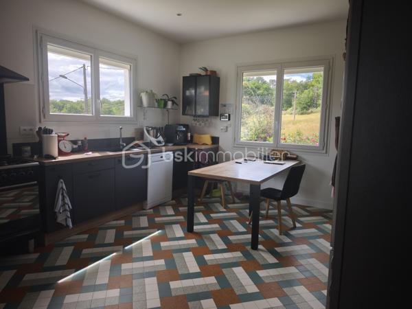 Sur la commune de Montpon-Ménestérol à proximité de toutes les commodités (commerces, maison de santé, collège, écoles.) venez découvrir cette agréable maison sur deux niveaux offrant un cadre de vie calme et verdoyant. A 5 min de la gare SNCF et 10 min de l’accès A 89 (1 heure de Bordeaux et de Périgueux)

A l'étage, vous trouverez une grande cuisine aménagée et équipée ouverte sur un salon séjour lumineux, une chambre ainsi qu'une salle d'eau et un WC séparé.
Cet espace de vie chaleureux est complété par un poêle à granulés assurant confort et économies d'énergie.

Prolongement de l'espace de vie, un agréable balcon permet d'installer facilement une table et des chaises pour profiter des beaux jours, prendre ses repas ou se détendre.
Au sous-sol aménagé, la maison dispose de deux chambres, une avec salle d'eau, et l'autre à terminer suivant vos envies, d'un WC indépendant ainsi que d'un grand garage offrant de nombreuses possibilités de rangement ou d'aménagement.
Le chauffage est assuré par des radiateurs électriques au sous-sol et par un poêle à granulés à l'étage.

A l'extérieur, vous profiterez d'un terrain entièrement clôturé et arboré de 939 m², idéal pour des moments de détente en famille ou entre amis.
Maison idéale pour une famille ou un premier achat, à découvrir sans tarder !
