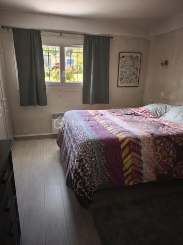 Sur la commune de Montpon-Ménestérol à proximité de toutes les commodités (commerces, maison de santé, collège, écoles.) venez découvrir cette agréable maison sur deux niveaux offrant un cadre de vie calme et verdoyant. A 5 min de la gare SNCF et 10 min de l’accès A 89 (1 heure de Bordeaux et de Périgueux)

A l'étage, vous trouverez une grande cuisine aménagée et équipée ouverte sur un salon séjour lumineux, une chambre ainsi qu'une salle d'eau et un WC séparé.
Cet espace de vie chaleureux est complété par un poêle à granulés assurant confort et économies d'énergie.

Prolongement de l'espace de vie, un agréable balcon permet d'installer facilement une table et des chaises pour profiter des beaux jours, prendre ses repas ou se détendre.
Au sous-sol aménagé, la maison dispose de deux chambres, une avec salle d'eau, et l'autre à terminer suivant vos envies, d'un WC indépendant ainsi que d'un grand garage offrant de nombreuses possibilités de rangement ou d'aménagement.
Le chauffage est assuré par des radiateurs électriques au sous-sol et par un poêle à granulés à l'étage.

A l'extérieur, vous profiterez d'un terrain entièrement clôturé et arboré de 939 m², idéal pour des moments de détente en famille ou entre amis.
Maison idéale pour une famille ou un premier achat, à découvrir sans tarder !