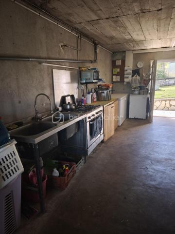 Sur la commune de Montpon-Ménestérol à proximité de toutes les commodités (commerces, maison de santé, collège, écoles.) venez découvrir cette agréable maison sur deux niveaux offrant un cadre de vie calme et verdoyant. A 5 min de la gare SNCF et 10 min de l’accès A 89 (1 heure de Bordeaux et de Périgueux)

A l'étage, vous trouverez une grande cuisine aménagée et équipée ouverte sur un salon séjour lumineux, une chambre ainsi qu'une salle d'eau et un WC séparé.
Cet espace de vie chaleureux est complété par un poêle à granulés assurant confort et économies d'énergie.

Prolongement de l'espace de vie, un agréable balcon permet d'installer facilement une table et des chaises pour profiter des beaux jours, prendre ses repas ou se détendre.
Au sous-sol aménagé, la maison dispose de deux chambres, une avec salle d'eau, et l'autre à terminer suivant vos envies, d'un WC indépendant ainsi que d'un grand garage offrant de nombreuses possibilités de rangement ou d'aménagement.
Le chauffage est assuré par des radiateurs électriques au sous-sol et par un poêle à granulés à l'étage.

A l'extérieur, vous profiterez d'un terrain entièrement clôturé et arboré de 939 m², idéal pour des moments de détente en famille ou entre amis.
Maison idéale pour une famille ou un premier achat, à découvrir sans tarder !