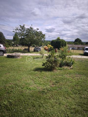 Sur la commune de Montpon-Ménestérol à proximité de toutes les commodités (commerces, maison de santé, collège, écoles.) venez découvrir cette agréable maison sur deux niveaux offrant un cadre de vie calme et verdoyant. A 5 min de la gare SNCF et 10 min de l’accès A 89 (1 heure de Bordeaux et de Périgueux)

A l'étage, vous trouverez une grande cuisine aménagée et équipée ouverte sur un salon séjour lumineux, une chambre ainsi qu'une salle d'eau et un WC séparé.
Cet espace de vie chaleureux est complété par un poêle à granulés assurant confort et économies d'énergie.

Prolongement de l'espace de vie, un agréable balcon permet d'installer facilement une table et des chaises pour profiter des beaux jours, prendre ses repas ou se détendre.
Au sous-sol aménagé, la maison dispose de deux chambres, une avec salle d'eau, et l'autre à terminer suivant vos envies, d'un WC indépendant ainsi que d'un grand garage offrant de nombreuses possibilités de rangement ou d'aménagement.
Le chauffage est assuré par des radiateurs électriques au sous-sol et par un poêle à granulés à l'étage.

A l'extérieur, vous profiterez d'un terrain entièrement clôturé et arboré de 939 m², idéal pour des moments de détente en famille ou entre amis.
Maison idéale pour une famille ou un premier achat, à découvrir sans tarder !