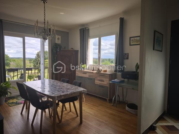 Sur la commune de Montpon-Ménestérol à proximité de toutes les commodités (commerces, maison de santé, collège, écoles.) venez découvrir cette agréable maison sur deux niveaux offrant un cadre de vie calme et verdoyant. A 5 min de la gare SNCF et 10 min de l’accès A 89 (1 heure de Bordeaux et de Périgueux)

A l'étage, vous trouverez une grande cuisine aménagée et équipée ouverte sur un salon séjour lumineux, une chambre ainsi qu'une salle d'eau et un WC séparé.
Cet espace de vie chaleureux est complété par un poêle à granulés assurant confort et économies d'énergie.

Prolongement de l'espace de vie, un agréable balcon permet d'installer facilement une table et des chaises pour profiter des beaux jours, prendre ses repas ou se détendre.
Au sous-sol aménagé, la maison dispose de deux chambres, une avec salle d'eau, et l'autre à terminer suivant vos envies, d'un WC indépendant ainsi que d'un grand garage offrant de nombreuses possibilités de rangement ou d'aménagement.
Le chauffage est assuré par des radiateurs électriques au sous-sol et par un poêle à granulés à l'étage.

A l'extérieur, vous profiterez d'un terrain entièrement clôturé et arboré de 939 m², idéal pour des moments de détente en famille ou entre amis.
Maison idéale pour une famille ou un premier achat, à découvrir sans tarder !