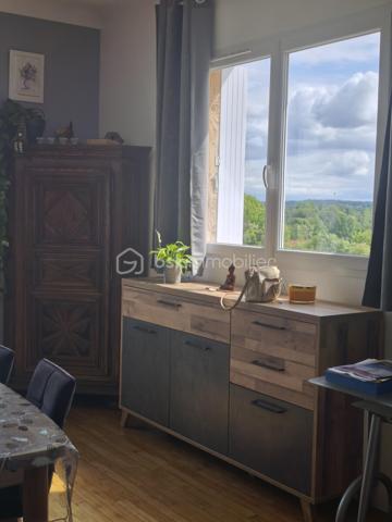 Sur la commune de Montpon-Ménestérol à proximité de toutes les commodités (commerces, maison de santé, collège, écoles.) venez découvrir cette agréable maison sur deux niveaux offrant un cadre de vie calme et verdoyant. A 5 min de la gare SNCF et 10 min de l’accès A 89 (1 heure de Bordeaux et de Périgueux)

A l'étage, vous trouverez une grande cuisine aménagée et équipée ouverte sur un salon séjour lumineux, une chambre ainsi qu'une salle d'eau et un WC séparé.
Cet espace de vie chaleureux est complété par un poêle à granulés assurant confort et économies d'énergie.

Prolongement de l'espace de vie, un agréable balcon permet d'installer facilement une table et des chaises pour profiter des beaux jours, prendre ses repas ou se détendre.
Au sous-sol aménagé, la maison dispose de deux chambres, une avec salle d'eau, et l'autre à terminer suivant vos envies, d'un WC indépendant ainsi que d'un grand garage offrant de nombreuses possibilités de rangement ou d'aménagement.
Le chauffage est assuré par des radiateurs électriques au sous-sol et par un poêle à granulés à l'étage.

A l'extérieur, vous profiterez d'un terrain entièrement clôturé et arboré de 939 m², idéal pour des moments de détente en famille ou entre amis.
Maison idéale pour une famille ou un premier achat, à découvrir sans tarder !