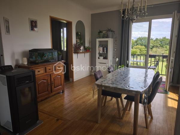 Sur la commune de Montpon-Ménestérol à proximité de toutes les commodités (commerces, maison de santé, collège, écoles.) venez découvrir cette agréable maison sur deux niveaux offrant un cadre de vie calme et verdoyant. A 5 min de la gare SNCF et 10 min de l’accès A 89 (1 heure de Bordeaux et de Périgueux)

A l'étage, vous trouverez une grande cuisine aménagée et équipée ouverte sur un salon séjour lumineux, une chambre ainsi qu'une salle d'eau et un WC séparé.
Cet espace de vie chaleureux est complété par un poêle à granulés assurant confort et économies d'énergie.

Prolongement de l'espace de vie, un agréable balcon permet d'installer facilement une table et des chaises pour profiter des beaux jours, prendre ses repas ou se détendre.
Au sous-sol aménagé, la maison dispose de deux chambres, une avec salle d'eau, et l'autre à terminer suivant vos envies, d'un WC indépendant ainsi que d'un grand garage offrant de nombreuses possibilités de rangement ou d'aménagement.
Le chauffage est assuré par des radiateurs électriques au sous-sol et par un poêle à granulés à l'étage.

A l'extérieur, vous profiterez d'un terrain entièrement clôturé et arboré de 939 m², idéal pour des moments de détente en famille ou entre amis.
Maison idéale pour une famille ou un premier achat, à découvrir sans tarder !
