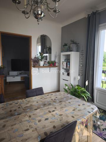 Sur la commune de Montpon-Ménestérol à proximité de toutes les commodités (commerces, maison de santé, collège, écoles.) venez découvrir cette agréable maison sur deux niveaux offrant un cadre de vie calme et verdoyant. A 5 min de la gare SNCF et 10 min de l’accès A 89 (1 heure de Bordeaux et de Périgueux)

A l'étage, vous trouverez une grande cuisine aménagée et équipée ouverte sur un salon séjour lumineux, une chambre ainsi qu'une salle d'eau et un WC séparé.
Cet espace de vie chaleureux est complété par un poêle à granulés assurant confort et économies d'énergie.

Prolongement de l'espace de vie, un agréable balcon permet d'installer facilement une table et des chaises pour profiter des beaux jours, prendre ses repas ou se détendre.
Au sous-sol aménagé, la maison dispose de deux chambres, une avec salle d'eau, et l'autre à terminer suivant vos envies, d'un WC indépendant ainsi que d'un grand garage offrant de nombreuses possibilités de rangement ou d'aménagement.
Le chauffage est assuré par des radiateurs électriques au sous-sol et par un poêle à granulés à l'étage.

A l'extérieur, vous profiterez d'un terrain entièrement clôturé et arboré de 939 m², idéal pour des moments de détente en famille ou entre amis.
Maison idéale pour une famille ou un premier achat, à découvrir sans tarder !