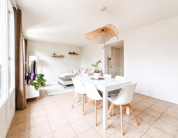 Situé dans la commune très prisée de Brie-Comte-Robert, cet appartement de 63 m² au dernier étage d’une résidence sécurisée vous séduira par sa luminosité et son calme. 
Grâce à sa double exposition, il est baigné de lumière toute la journée, avec une belle vue dégagée sur le parc environnant. 

L’appartement se compose d’une entrée avec placards, d’un salon/séjour spacieux, d’une cuisine aménagée et équipée, ainsi que de deux chambres dotées de dressings. Vous y trouverez également une salle de bain avec baignoire et un WC séparé. 
Sans aucuns travaux a prévoir, Il ne vous reste qu'à poser vos valises et profiter de votre nouvel espace!

En complément, une cave privative et une place de parking extérieure vous sont attribuées. 
Ce bien bénéficie d’un emplacement idéal, à proximité immédiate du centre-ville historique, de ses commerces et de ses transports, dans un cadre verdoyant et tranquille. 

Les +++:
- ﻿entièrement rénové
- ﻿exposition sud-ouest
- ﻿chauffage collectif au sol
﻿- résidence sécurisé par digicode et vigik
- ﻿à proximité de toutes commodités
- ﻿fibre optique

Chers collègues de tous réseaux ou agences immobilière, n'hésitez pas à me contacter si vous avez des acquéreurs intéressés par ce bien. .
Je suis ouvert a l'inter cabinet pour la pleine satisfaction de nos acquéreurs et vendeurs.