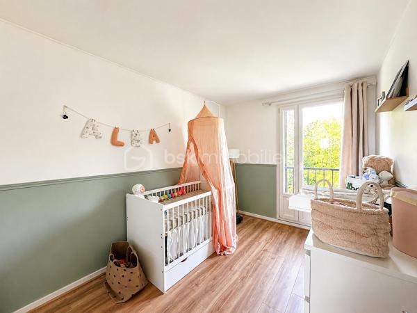 Situé dans la commune très prisée de Brie-Comte-Robert, cet appartement de 63 m² au dernier étage d’une résidence sécurisée vous séduira par sa luminosité et son calme. 
Grâce à sa double exposition, il est baigné de lumière toute la journée, avec une belle vue dégagée sur le parc environnant. 

L’appartement se compose d’une entrée avec placards, d’un salon/séjour spacieux, d’une cuisine aménagée et équipée, ainsi que de deux chambres dotées de dressings. Vous y trouverez également une salle de bain avec baignoire et un WC séparé. 
Sans aucuns travaux a prévoir, Il ne vous reste qu'à poser vos valises et profiter de votre nouvel espace!

En complément, une cave privative et une place de parking extérieure vous sont attribuées. 
Ce bien bénéficie d’un emplacement idéal, à proximité immédiate du centre-ville historique, de ses commerces et de ses transports, dans un cadre verdoyant et tranquille. 

Les +++:
- ﻿entièrement rénové
- ﻿exposition sud-ouest
- ﻿chauffage collectif au sol
﻿- résidence sécurisé par digicode et vigik
- ﻿à proximité de toutes commodités
- ﻿fibre optique

Chers collègues de tous réseaux ou agences immobilière, n'hésitez pas à me contacter si vous avez des acquéreurs intéressés par ce bien. .
Je suis ouvert a l'inter cabinet pour la pleine satisfaction de nos acquéreurs et vendeurs.
