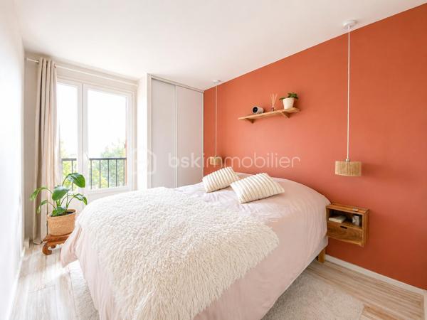 Situé dans la commune très prisée de Brie-Comte-Robert, cet appartement de 63 m² au dernier étage d’une résidence sécurisée vous séduira par sa luminosité et son calme. 
Grâce à sa double exposition, il est baigné de lumière toute la journée, avec une belle vue dégagée sur le parc environnant. 

L’appartement se compose d’une entrée avec placards, d’un salon/séjour spacieux, d’une cuisine aménagée et équipée, ainsi que de deux chambres dotées de dressings. Vous y trouverez également une salle de bain avec baignoire et un WC séparé. 
Sans aucuns travaux a prévoir, Il ne vous reste qu'à poser vos valises et profiter de votre nouvel espace!

En complément, une cave privative et une place de parking extérieure vous sont attribuées. 
Ce bien bénéficie d’un emplacement idéal, à proximité immédiate du centre-ville historique, de ses commerces et de ses transports, dans un cadre verdoyant et tranquille. 

Les +++:
- ﻿entièrement rénové
- ﻿exposition sud-ouest
- ﻿chauffage collectif au sol
﻿- résidence sécurisé par digicode et vigik
- ﻿à proximité de toutes commodités
- ﻿fibre optique

Chers collègues de tous réseaux ou agences immobilière, n'hésitez pas à me contacter si vous avez des acquéreurs intéressés par ce bien. .
Je suis ouvert a l'inter cabinet pour la pleine satisfaction de nos acquéreurs et vendeurs.