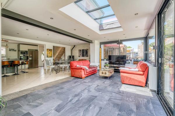 Christophe Michaudelle – CAPIFRANCE - vous propose à JUILLY : maison - 7 pièces - 175 m² - 5 chambres - grandes pièces de vie avec véranda - 2 pièces d'eau - dressing - buanderie - garage et stationne