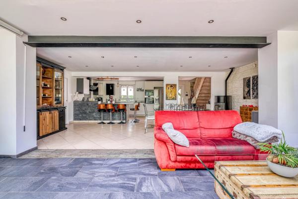 Christophe Michaudelle – CAPIFRANCE - vous propose à JUILLY : maison - 7 pièces - 175 m² - 5 chambres - grandes pièces de vie avec véranda - 2 pièces d'eau - dressing - buanderie - garage et stationne